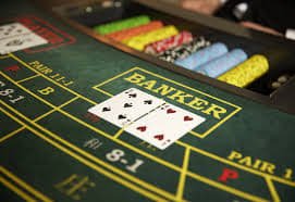 618game Online Slots ကစားနည်း — Myanmar ကစားသမားများ Slot Reels Spin လှည့်ကာ Bonus Feature ဖွင့်နေသောမြင်ကွင်း